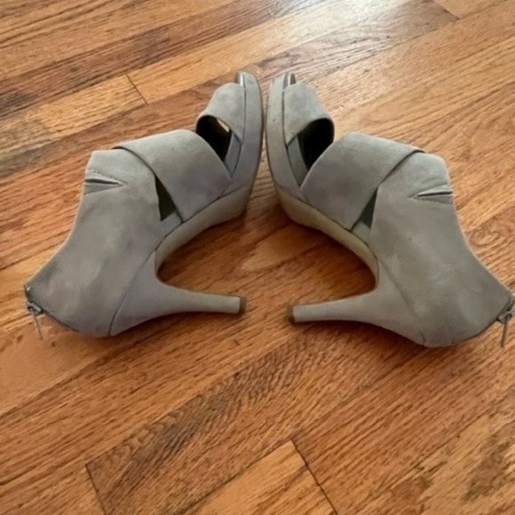 "Like New" Banana Republic Gray suede open toe, back zipper bootie - size 7 - Picture 8 of 11